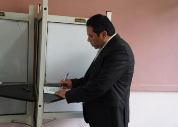 بالصور.. المهندس سمير فوزي السيد يُدلي بصوته في انتخابات مجلس الشيوخ