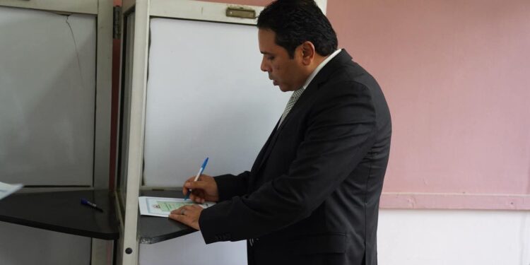 بالصور.. المهندس سمير فوزي السيد يُدلي بصوته في انتخابات مجلس الشيوخ