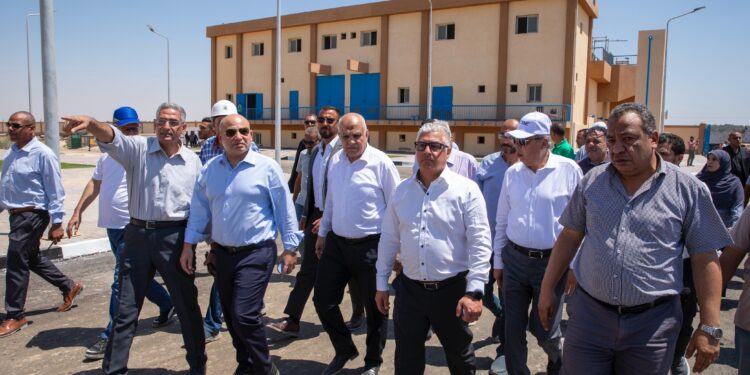 جولة لرئيس اقتصادية قناة السويس بمنطقة القنطرة غرب تمهيدًا للافتتاحات الصناعية المرتقبة