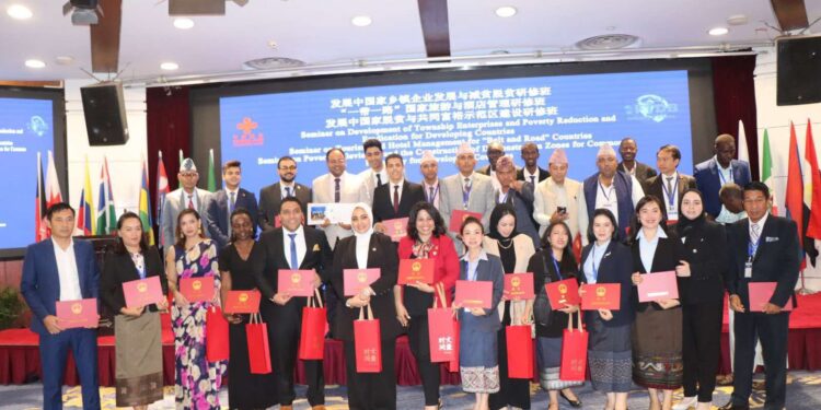 الصين تكرم باحث مصري لتميزه في برنامج دولي لتطوير المؤسسات ومكافحة الفقر في الدول النامية