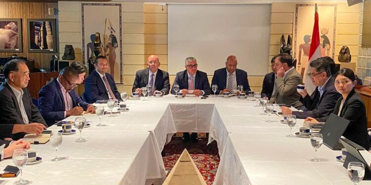 اقتصادية قناة السويس تعقد مائدة مستديرة مع مسؤولي 8 شركات يابانية لاستعراض الفرص الاستثمارية بالهيئة