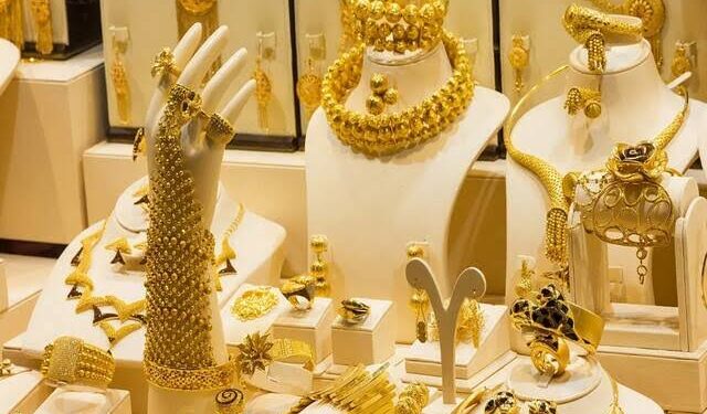 سعر الذهب اليوم في مصر: تراجع محلي رغم صعود عالمي و”عيار 21″ يسجل 4570 جنيهًا