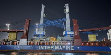 ميناء دي بي ورلد السخنة يتسلم رافعتين عملاقتين بقدرة 125 طناً لتعزيز قدراته التشغيلية
