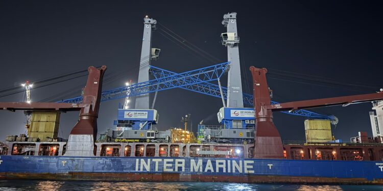 ميناء دي بي ورلد السخنة يتسلم رافعتين عملاقتين بقدرة 125 طناً لتعزيز قدراته التشغيلية