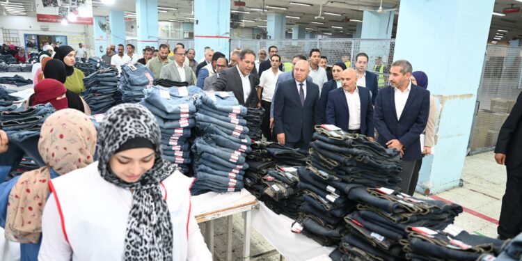 كامل الوزير: دراسة تحويل مصنع الحديد والصلب بحلوان الي مجمع صناعات نسيجية وملابس جاهزة