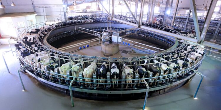 جهينه تطلق مرحلة جديدة من التوسع في مزرعة “إنماء” بتطوير وحدة الحلب بتقنيات أكثر تقدّمًا