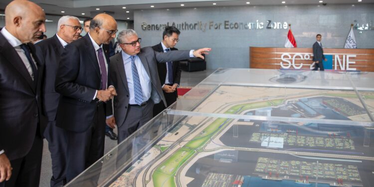 رئيس سنغافورة يزور المنطقة الاقتصادية لقناة السويس بالسخنة لبحث فرص التعاون المشترك