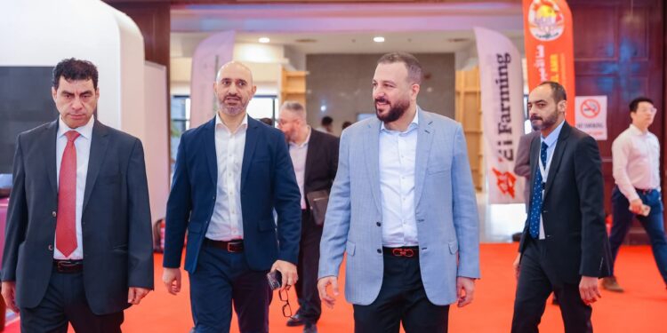 بالصور .. وفود من الصين وكندا والمكسيك وأوروبا تزور جناح «الدقهلية للدواجن» بمعرض أجرينا