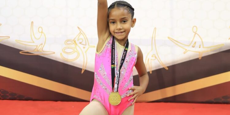 فريدة محمد سعدي تخطف الأنظار في بطولة كأس مصر للجمباز بإستاد القاهرة