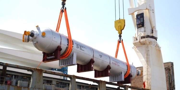 دي بي ورلد – مصر تناول شحنة صناعية عملاقة تتجاوز 500 طن بميناء السخنة