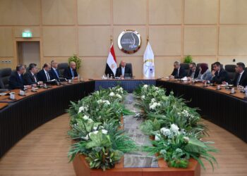 عاجل .. وزير الصناعة يمنح حوافز استثنائية لمصانع الأسمنت الملتزمة بطاقتها الإنتاجية لدعم السوق المحلي