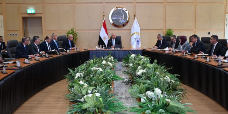 عاجل .. وزير الصناعة يمنح حوافز استثنائية لمصانع الأسمنت الملتزمة بطاقتها الإنتاجية لدعم السوق المحلي