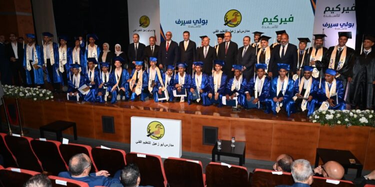 بالصور .. الحكومة تحتفي بأول دفعة من خريجي مدرسة أبو زعبل للتنمية الصناعية