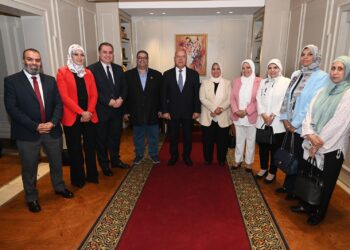 وزير الصناعة يسلم شهادات البصمة الكربونية لـ6 شركات صناعية أبرزها حديد عز والسويدي للأسمنت