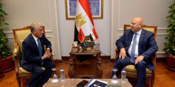 كامل الوزير يبحث مع سفير المغرب بالقاهرة تعزيز التعاون الصناعي والنقلي بين البلدين