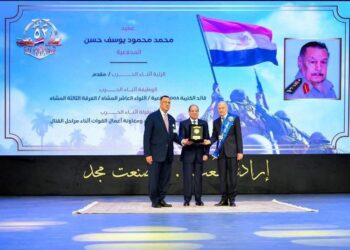 بالصور .. الرئيس السيسي يكرم العميد محمد محمود يوسف خلال احتفالية نصر أكتوبر الـ52