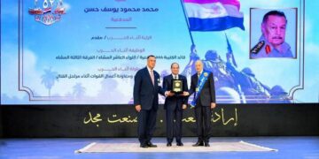 بالصور .. الرئيس السيسي يكرم العميد محمد محمود يوسف خلال احتفالية نصر أكتوبر الـ52