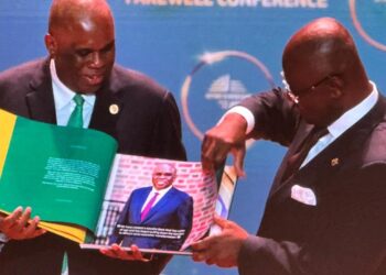 إلومبي يقدّم لأوراما «ألبوم الذاكرة» تخليدًا لرحلته مع أفريكسيم بنك في حفل «الوداع والتنصيب»