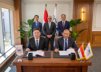 باستثمارات 65 مليون دولار.. رئيس اقتصادية قناة السويس يشهد توقيع 4 عقود جديدة لمشروعات نسيجية بالسخنة