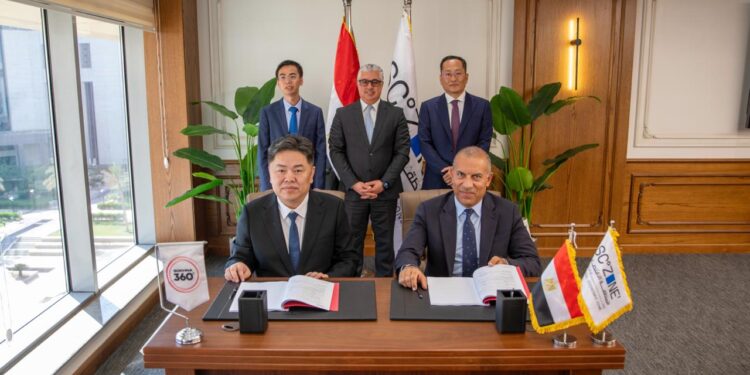 باستثمارات 65 مليون دولار.. رئيس اقتصادية قناة السويس يشهد توقيع 4 عقود جديدة لمشروعات نسيجية بالسخنة