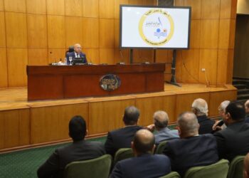 كامل الوزير يجتمع بـ23 شركة لدفع خطط توطين صناعة المركبات في مصر