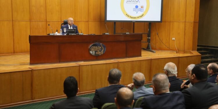كامل الوزير يجتمع بـ23 شركة لدفع خطط توطين صناعة المركبات في مصر