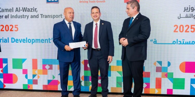 كامل الوزير يكرّم رامي غالي تقديرًا لجهوده في تطوير المواصفات القياسية والجودة