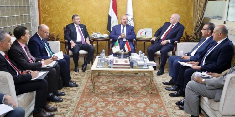 كامل الوزير يلتقي وزيري الجزائر لبحث فرص التكامل الصناعي وصناعة السيارات