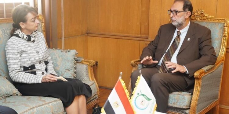 رئيس "سلامة الغذاء" يبحث مع سفيرة رومانيا توسيع التعاون ودعم نفاذ الصادرات المصرية للأسواق الأوروبية