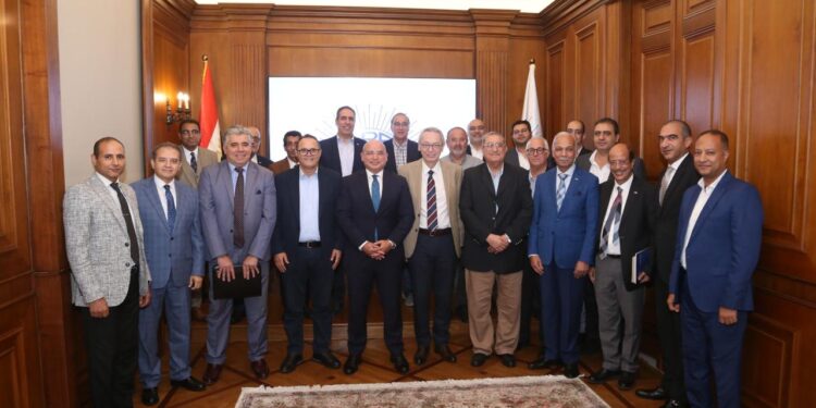 "جمعية رجال أعمال إسكندرية" تبحث مع مسؤولي اقتصادية قناة السويس الفرص الاستثمارية