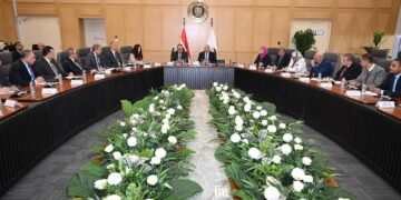 اجتماع حكومي موسع لوضع خريطة طريق للنهوض بصناعة الغزل والنسيج والملابس الجاهزة بمشاركة قيادات القطاع