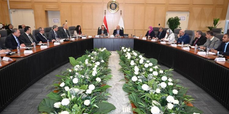 اجتماع حكومي موسع لوضع خريطة طريق للنهوض بصناعة الغزل والنسيج والملابس الجاهزة بمشاركة قيادات القطاع