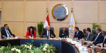 كامل الوزير يوجه بالتنسيق بين اتحاد الغرف السياحية واتحاد الصناعات لدعم المنتج المحلي