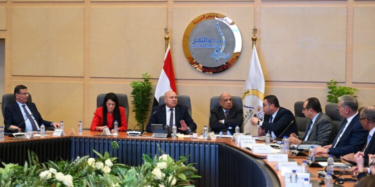 كامل الوزير يوجه بالتنسيق بين اتحاد الغرف السياحية واتحاد الصناعات لدعم المنتج المحلي