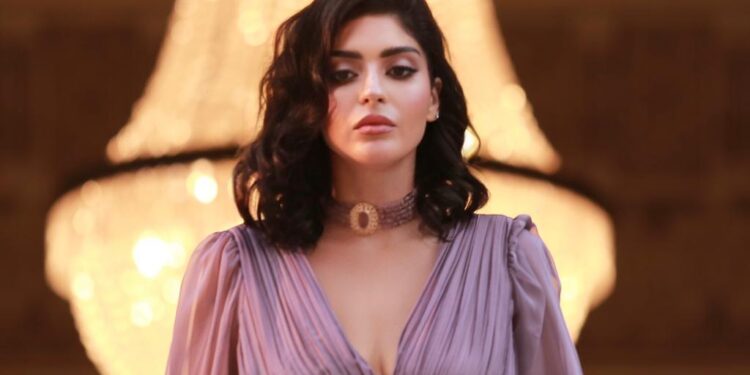 المغربية صافية التازي تتخطى ال 1.6 مليون مشاهدة ب”اول نظرة” .. وتجري جلسات عمل لدويتو باللهجة المصرية