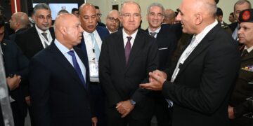بالصور .. كامل الوزير يتفقد جناح اتحاد الصناعات في ختام فعاليات معرض إيديكس