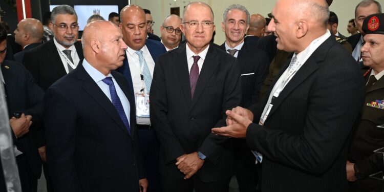 بالصور .. كامل الوزير يتفقد جناح اتحاد الصناعات في ختام فعاليات معرض إيديكس