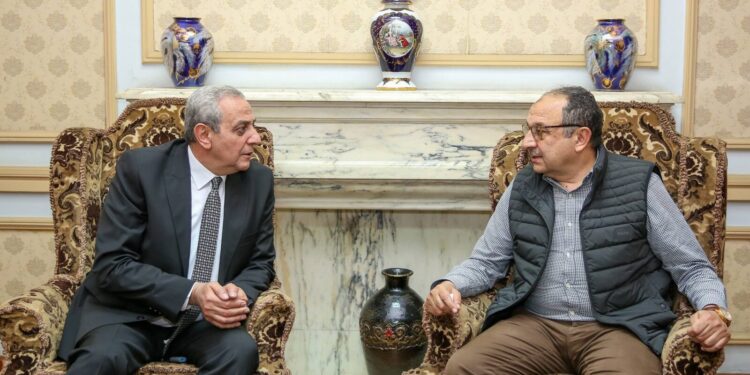 وزير قطاع الأعمال العام يبحث مع محافظ الغربية تسريع تطوير «غزل المحلة»