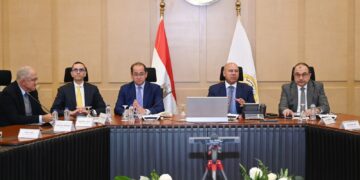 نائب رئيس مجلس الوزراء للتنمية الصناعية يجتمع بوزراء قطاع الأعمال والاستثمار والتجارة الخارجية والمالية واتحاد الصناعات المصرية لبحث سبل تعميق التصنيع المحلي وتقليل فاتورة الواردات في قطاعات الغزل والنسيج والملابس الجاهزةالوزير:1-	تقديم كافة أشكال الدعم للمستثمرين الراغبين في إقامة مصانع الغزل والنسيج لتحقيق التكامل الصناعي واستكمال كافة حلقات الصناعة2-	التنسيق مع وزارة التعليم العالي لزيادة أعداد خريجي كليات الفنون التطبيقية وتحسين جودة الخريجين لتلبية احتياجات الصناعة 3-	تكثيف جهود مصلحة الكفاية الإنتاجية والتدريب المهني من خلال البرامج التدريبية بالتعاون مع القطاع الخاص لتأهيل العمالة الفنية4-	وزارة الصناعة ستقدم الدعم لأي مصنع قائم داخل الكتلة السكنية ويرغب في الانتقال إلى منطقة صناعية مخططة ومرفقة للتوافق مع الاشتراطات البيئية والصناعية5-	دعوة للمصانع للاستفادة من المبادرات المتاحة لتمويل رأس المال العامل وشراء الآلات والمعدات وخطوط الإنتاج وإعادة هيكلة المصانع المتعثرة لتحقيق نقلة نوعية في معدلات التشغيل========================================================================عقد الفريق مهندس/ كامل الوزير، نائب رئيس مجلس الوزراء للتنمية الصناعية وزير الصناعة والنقل اجتماعًا مع المهندس/ محمد شيمي وزير قطاع الأعمال العام والمهندس/ حسن الخطيب وزير الاستثمار والتجارة الخارجية والسيد/ أحمد كجوك، وزير المالية والمهندس/ محمد السويدي، رئيس اتحاد الصناعات المصرية وممثلي غرفة صناعة الغزل والنسيج وغرفة صناعة الملابس الجاهزة والمجالس التصديرية للغزل والنسيج والملابس الجاهزة لبحث سبل تعميق التصنيع المحلي وتقليل فاتورة الواردات، وذلك بحضور الدكتورة/ ناهد يوسف رئيس الهيئة العامة للتنمية الصناعية وعدد من قيادات وزارات الصناعة وقطاع الأعمال العام، والاستثمار والتجارة الخارجية، والمالية.وفي مستهل الاجتماع، أكد نائب رئيس مجلس الوزراء للتنمية الصناعية وزير الصناعة والنقل أن هذا الاجتماع يأتي استكمالاً للاجتماعات التي يتم عقدها بصفة دورية لدراسة سبل توطين صناعة المكونات ومستلزمات الإنتاج لقطاع الغزل والنسيج والملابس الجاهزة لتقليل الاعتماد على الاستيراد وزيادة القيمة المضافة وتحسين تنافسية المنتج المصري في الأسواق المحلية والعالمية، مشيراً إلى أن المصنعين يلمسون الجهود التي تبذلها الحكومة للنهوض بالصناعة المصرية بالتعاون مع القطاع الخاص لا سيما من خلال المجموعة الوزارية للتنمية الصناعية التي تركز على حل كافة التحديات التي تواجه شتى الصناعات. وأشار الوزير إلى ضرورة إيلاء اهتمام أكبر من المصنعين لتعميق كافة حلقات سلسلة القيمة لصناعة الغزل والنسيج، بدءًا من توافر وإتاحة الخامات الزراعية اللازمة للصناعة وفي مقدمتها القطن والكتان، مرورًا بعمليات الحلج والغزل والتجهيز والصباغة والنسيج، لا سيما في ظل ما تمتلكه مصر من مقومات قوية في هذا القطاع، خاصةً وأن صناعة الغزل والنسيج والملابس الجاهزة من الصناعات الواعدة التي تتميز فيها مصر بميزات تنافسية تؤهلها لتلبية احتياجات السوق المحلي والتصدير لمختلف أسواق العالم، لافتاً إلى أن أي مستثمر جاد يرغب في إقامة مصنع للغزل والنسيج أو إنتاج أي مكون من مكونات ومستلزمات صناعة الغزل والنسيج والملابس الجاهزة سيجد من وزارة الصناعة كافة أشكال الحوافز والدعم لإقامة المشروع بما يسهم في تلبية احتياجات المصنعين المحليين وتقليل فاتورة الواردات من الغزل والنسيج وسد الفجوة القائمة في سلسلة الإمداد للملابس الجاهزة بتوفير كل أنواع الغزول. وتم خلال الاجتماع استعراض عدد من التحديات الي تواجه صناعة الغزل والنسيج ومنها عدم كفاية الإنتاج المحلي من الغزول على تلبية احتياجات الصناعة المحلية، وضرورة تحسين مغازل القطن طويل التيلة، وحاجة السوق المصري إلى استثمارات كبيرة يتم ضخها في مجال الصباغة وتجهيزات الصباغة والمواد الكيماوية التي يتم استيرادها بالكامل من الخارج، وضرورة اتاحة المزيد من الأراضي الصناعية بالمحلة الكبرى، وقلة المقنن المائي المخصص للمصابغ، إلى جانب ضرورة زيادة الكوادر الفنية والأكاديمية بكليات الفنون التطبيقية لعدم كفاية الخريجين لتلبية فرص العمل الموجودة بالقطاع، إلى جانب السماح باستقدام خبراء أجانب لنقل الخبرات للشركات المصرية، كما تم أيضاً استعراض كافة بنود صادرات وواردات قطاع الغزل والنسيج والملابس الجاهزة لتحديد أهم المكونات التي يتم استيرادها من الخارج. وأوضح الوزير أنه سيتم التنسيق مع وزارة التعليم العالي لزيادة أعداد خريجي كليات الفنون التطبيقية وتحسين جودة الخريجين لتلبية احتياجات الصناعة إلى جانب تكثيف جهود مصلحة الكفاية الإنتاجية والتدريب المهني من خلال البرامج التدريبية بالتعاون مع القطاع الخاص. كما أشار إلى أنه تم تحديث بعض الاشتراطات المنظمة لاستخراج تراخيص إقامة مصانع الملابس الجاهزة، بما يشجع على تعميق الصناعة وتحقيق قدر أكبر من التكامل، من خلال تضمين أنشطة الغزل والنسيج ضمن المنظومة الإنتاجية للمصنع، وذلك بما يدعم سلاسل الإمداد المحلية ويعزز القيمة المضافة للمنتج النهائي.وأوضح الوزير أن وزارة الصناعة ستقدم الدعم لأي مصنع قائم داخل الكتلة السكنية ويرغب في الانتقال إلى منطقة صناعية مخططة ومرفقة للتوافق مع الاشتراطات البيئية والصناعية. كما أشار إلى أنه تم تحديث بعض الاشتراطات المنظمة لاستخراج تراخيص إقامة مصانع الملابس الجاهزة، بما يشجع على تعميق الصناعة وتحقيق قدر أكبر من التكامل، من خلال تضمين أنشطة الغزل والنسيج ضمن المنظومة الإنتاجية للمصنع، وذلك بما يعزز القيمة المضافة للمنتج النهائي.واستعرض الاجتماع المبادرات المتاحة حالياً لتمويل المستثمرين الصناعيين والتي تشمل مبادرة رأس المال العامل للقطاعات الانتاجية من خلال إتاحة 90 مليار جنيه في العام المالي الحالي تسهيلات تمويلية للقطاعات الإنتاجية لتمويل رأس المال العامل بفائدة لا تتجاوز 15%، ومبادرة شراء الآلات والمعدات وخطوط الإنتاج بقيمة 30 مليار جنيه (بفائدة 15%)، ومبادرة إعادة هيكلة المصانع المتعثرة التي سيتم الإعلان عنها قريباً لإعادة تشغيل المصانع المتعثرة من خلال صندوق يضم وزارة الصناعة والبنك المركزي والبنوك المصرية ، حيث أكد الوزير ضرورة استفادة المصانع من هذه المبادرات لتحقيق نقلة نوعية في معدلات التشغيل وزيادة الطاقات الانتاجية.