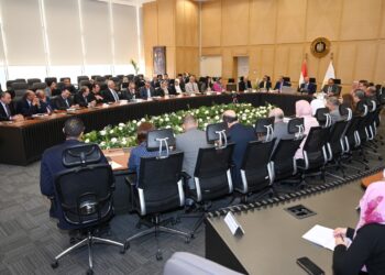 نائب رئيس الوزراء للتنمية الصناعية يبحث مع الوزراء واتحاد الصناعات تعميق التصنيع المحلي في الغزل والنسيج