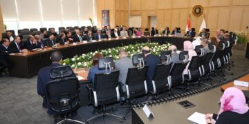 نائب رئيس الوزراء للتنمية الصناعية يبحث مع الوزراء واتحاد الصناعات تعميق التصنيع المحلي في الغزل والنسيج