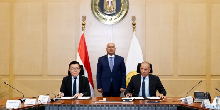 كامل الوزير يشهد توقيع عقد مجمع غزل ونسيج بأكتوبر الجديدة باستثمارات 350 مليون دولار