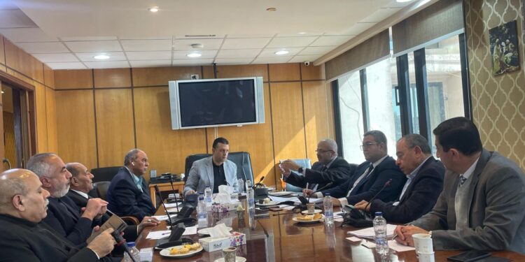 غرفة الصناعات النسيجية تتفق مع «تحديث الصناعة» علي دراسة استقطاب خبراء أجانب لدعم تدريب العمال ونقل التكنولوجيا لمصانع القطاع