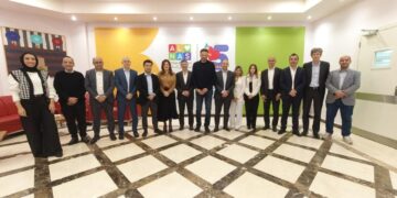 جددت شركة بل مصر تعاونها مع مستشفى الناس للعام الثاني على التوالي، في إطار شراكة تستهدف دعم التغذية الصحية للأطفال المرضى، تأكيدًا على التزام الشركة بدعم صحة الطفل وتعزيز دور الغذاء في مساندة رحلة التعافي. شهد توقيع بروتوكول التعاون حضور السيد جيروم غاربي، الرئيس التنفيذي العالمي لفئة الأجبان ورئيس منطقة أوروبا والشرق الأوسط وأفريقيا بمجموعة بل، إلى جانب السيد كارو ماطوسيان، المدير العام الإقليمي لشمال شرق أفريقيا والشرق الأوسط، والسيد هاني عرّام، المدير الإقليمي لشركة بل مصر، والسيد أيمن عباس، أمين صندوق مؤسسة الجود الخيرية، وعدد من ممثلي الجانبين. وتهدف المبادرة إلى تقديم وجبات إفطار يومية مدعمة بمنتجات «لافاش كيري®»، حيث توفر بل مصر جبن المثلثات من مصنعها بمدينة العاشر من رمضان لإعداد هذه الوجبات على مدار العام، بما يضمن حصول الأطفال والكوادر الطبية بالمستشفى على عناصر غذائية متكاملة تدعم صحتهم وتعزز مستويات الطاقة خلال فترة العلاج. ويعكس تجديد الشراكة نجاح التعاون بين الطرفين، وحرصهما على استدامة المبادرات الصحية ذات الأثر المجتمعي، بما يسهم في تحسين جودة الحياة للأطفال المرضى. وأكد الجانبان أن هذا التعاون يجسد أهمية الشراكات بين القطاع الخاص والمؤسسات الخيرية في إحداث تأثير إيجابي ملموس، ودعم الأطفال في رحلتهم نحو التعافي بمزيد من الأمل وفرص مستقبلية أفضل.