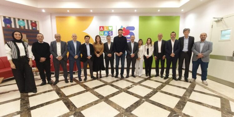 جددت شركة بل مصر تعاونها مع مستشفى الناس للعام الثاني على التوالي، في إطار شراكة تستهدف دعم التغذية الصحية للأطفال المرضى، تأكيدًا على التزام الشركة بدعم صحة الطفل وتعزيز دور الغذاء في مساندة رحلة التعافي. شهد توقيع بروتوكول التعاون حضور السيد جيروم غاربي، الرئيس التنفيذي العالمي لفئة الأجبان ورئيس منطقة أوروبا والشرق الأوسط وأفريقيا بمجموعة بل، إلى جانب السيد كارو ماطوسيان، المدير العام الإقليمي لشمال شرق أفريقيا والشرق الأوسط، والسيد هاني عرّام، المدير الإقليمي لشركة بل مصر، والسيد أيمن عباس، أمين صندوق مؤسسة الجود الخيرية، وعدد من ممثلي الجانبين. وتهدف المبادرة إلى تقديم وجبات إفطار يومية مدعمة بمنتجات «لافاش كيري®»، حيث توفر بل مصر جبن المثلثات من مصنعها بمدينة العاشر من رمضان لإعداد هذه الوجبات على مدار العام، بما يضمن حصول الأطفال والكوادر الطبية بالمستشفى على عناصر غذائية متكاملة تدعم صحتهم وتعزز مستويات الطاقة خلال فترة العلاج. ويعكس تجديد الشراكة نجاح التعاون بين الطرفين، وحرصهما على استدامة المبادرات الصحية ذات الأثر المجتمعي، بما يسهم في تحسين جودة الحياة للأطفال المرضى. وأكد الجانبان أن هذا التعاون يجسد أهمية الشراكات بين القطاع الخاص والمؤسسات الخيرية في إحداث تأثير إيجابي ملموس، ودعم الأطفال في رحلتهم نحو التعافي بمزيد من الأمل وفرص مستقبلية أفضل.