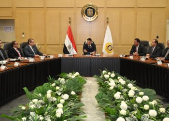 وزير الصناعة يضع ملامح خطة العمل للمرحلة المقبلة خلال اجتماع موسع مع القيادات