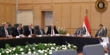 وزير الصناعة يبحث مع محافظ القاهرة ورئيس اتحاد الصناعات خطة تطوير شاملة لمنطقة شق الثعبان