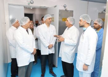 وزير الصناعة يتفقد 5 مصانع دوائية بالعبور لتعزيز الأمن الدوائي ودعم التصدير