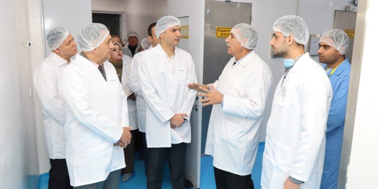 وزير الصناعة يتفقد 5 مصانع دوائية بالعبور لتعزيز الأمن الدوائي ودعم التصدير