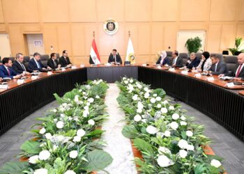 وزير الصناعة يبحث مع مصنعي السيراميك والبورسلين تحديات القطاع وسبل تعزيز الإنتاج والتصدير